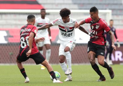 ساو باولو يستعيد اتزانه في الدوري البرازيلي بتعادل ثمين أمام بارانينسي