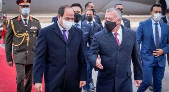 العاهل الأردني يستقبل الرئيس المصري خلال زيارته لعمان