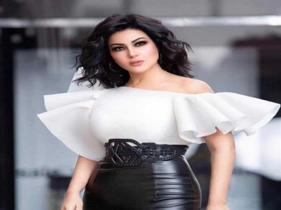 مع ثعبان..سمية الخشاب تنشر فيديو جديد من رحلتها في دبي