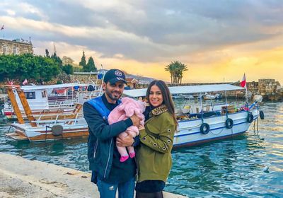 إسراء عبدالفتاح بصحبة حمدي الميرغني وابنتهما في أحدث ظهور