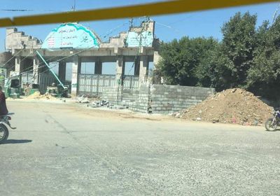 بلطجة حوثية.. إعادة بناء الاستحداثات المخالفة بملعب إب