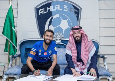 الهلال السعودي يجدد عقد قائده 4 مواسم