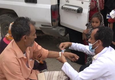 فرق هلال الإمارات الطبية تُعالج مرضى الحديدة (فيديو)