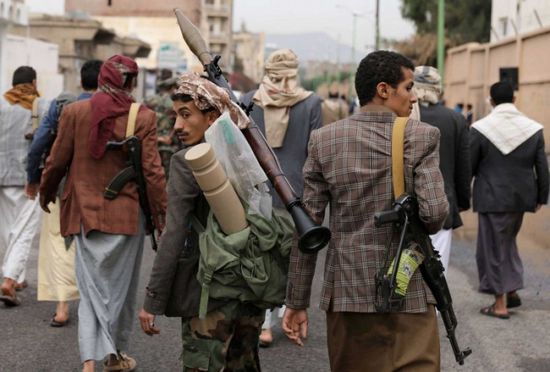مليشيا الحوثي تداهم شركة صرافة وتوقف شبكة تحويل