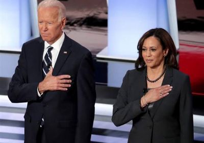 بايدن ونائبته يصلان إلى منصة التنصيب في الكونغرس &lrm;