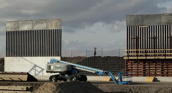 بايدن يوقف بناء الجدار على حدود المكسيك