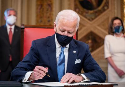 بايدن يلغي حظر السفر على دول ذات أغلبية مسلمة