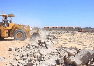 تواصل إزالة العوائق وفتح الشوارع في الشحر