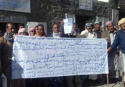 معلمو أبين المتقاعدون يجددون دعوتهم لصرف الراتب المنهوب