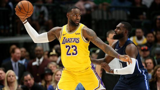 ليبرون جيمس يقود ليكرز للفوز على ميلواكي بكس في دوري السلة الأمريكي