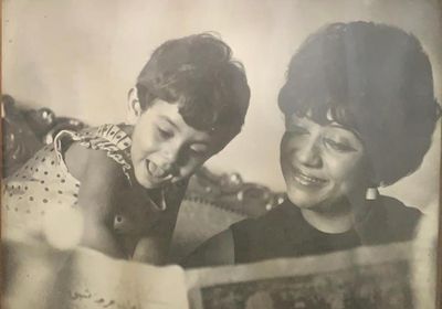 أول تعليق من ابنة الفنان أبو بكر عزت بعد وفاة والدتها الكاتبة كوثر هيكل