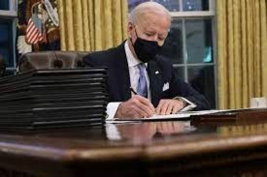 سيناتور ينتقد توقيع الرئيس الأمريكي 17 قرارا بيوم