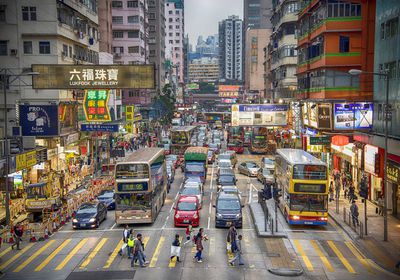 هونغ كونغ توجّه السكان بالبقاء في منازلهم