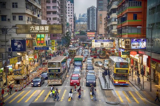 هونغ كونغ توجّه السكان بالبقاء في منازلهم