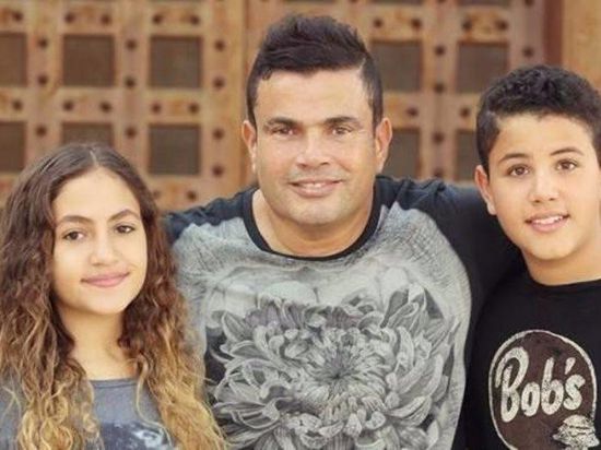 بالفيديو.. عمرو دياب يغني بصحبة أولاده في حفله في دبي