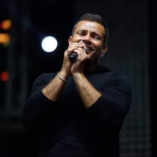 بالفيديو.. عمرو دياب يشعل مسرح حفله في دبي