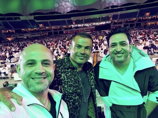 عزيز الشافعي وتامر حسين بصحبة عمرو دياب بحفله في دبي (صورة)