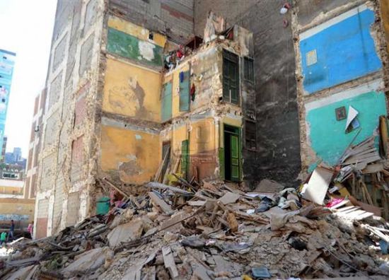 مصرع 6 أشخاص في انهيار مبنى سكني بمصر