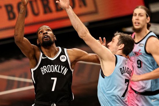 بروكلين نتس يفوز على ميامي هيت في مباراة مثيرة بدوري السلة الأمريكي