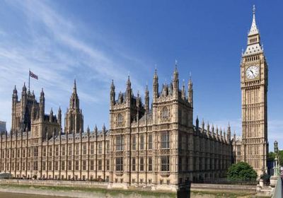 تصاعد الدخان من قصر العموم البريطاني وإطلاق صافرات الإنذار