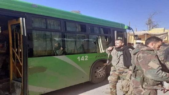  مقتل 3 عسكريين من الجيش السوري في استهداف حافلة بدير الزور