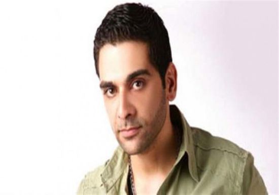 أكمل يعلن وفاة والده