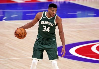 يانيس يدخل التاريخ ويقود باكس للفوز على هوكس بدوري السلة الأمريكي