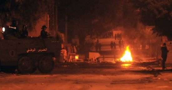 اشتعال المواجهات العنيفة في تونس بعد وفاة متظاهر