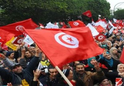 سياسي يُعلق على محاولات المتظاهرين التونسيين لاقتحام البرلمان