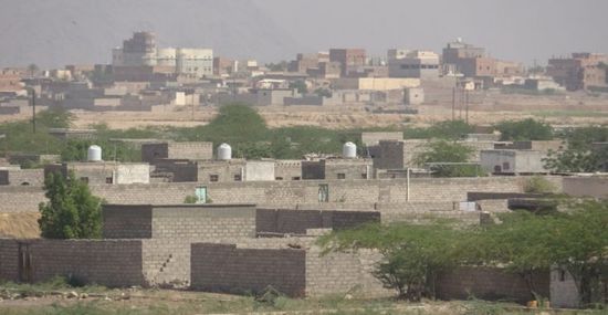 المدفعية الحوثية تقصف مناطق سكنية في حيس بالهاون