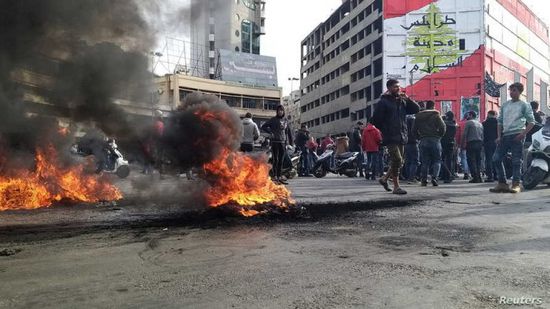  محتجو طرابلس اللبنانية يطلقون مفرقات نارية والأمن يقابلها بالغاز المسيل للدموع