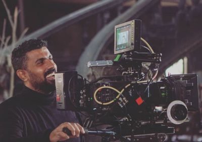 محمد سامي ينشر صورة جديدة من كواليس "نسل الأغراب"