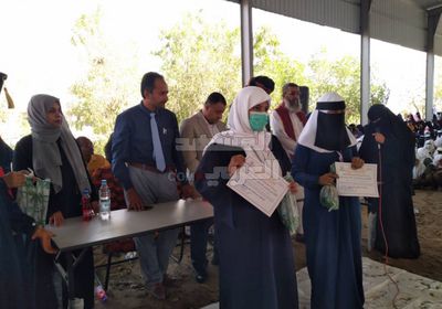 تكريم الطالبات المتفوقات بمجمع خولة بزنجبار