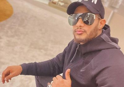 محمد رمضان مع أحد معجبيه في ظهور جديد (فيديو)