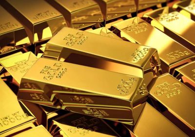 قوة الدولار تدفع الذهب للتراجع بنحو 13 دولار