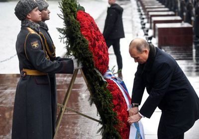 الرئيس الروسي يضع الزهور على النصب التذكاري في ذكرى تحرير لينينغراد