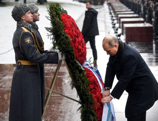 الرئيس الروسي يضع الزهور على النصب التذكاري في ذكرى تحرير لينينغراد