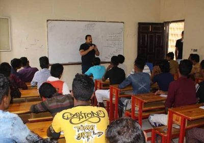 "خليفة الإنسانية" ترعى دروس تقوية لطلاب الثانوية في سقطرى