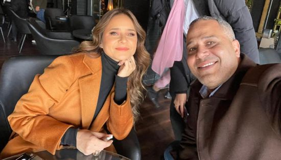 مصطفى درويش بصحبة نيللي كريم في كواليس "ضد الكسر"