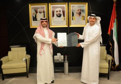  &rlm;"المطوع" يسلم البراءة القنصلية لوزارة الخارجية والتعاون الإماراتي