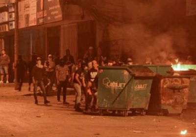 لبنانيون يشعلون النار في مبنى بلدية طرابلس
