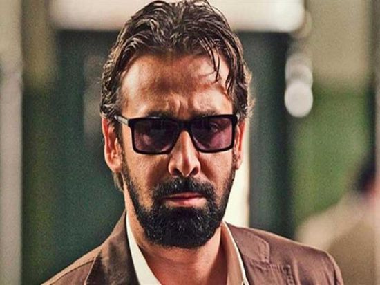 كريم عبدالعزيز يطلب من جمهوره الدعاء للراحل محمد الصغير