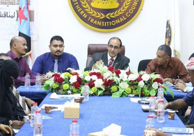 قانونية الانتقالي تبحث الآثار السلبية للقرارات الأحادية