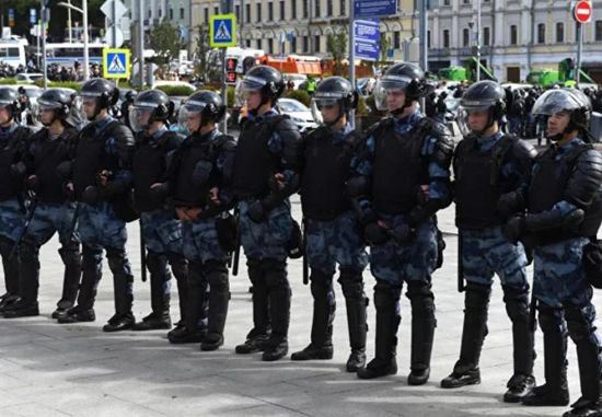  الشرطة الروسية تفرض سياجا لإغلاق وسط موسكو استعدادا للاحتجاجات