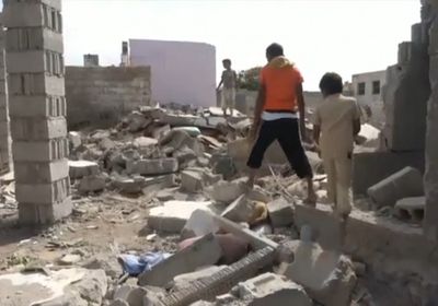 شاهد.. المدفعية الحوثية تشرد أهالي حي منظر بالحديدة