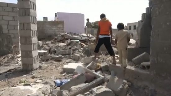 شاهد.. المدفعية الحوثية تشرد أهالي حي منظر بالحديدة