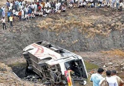  وفاة 10 أشخاص وإصابة 15 آخرين في انقلاب حافلة بالهند 