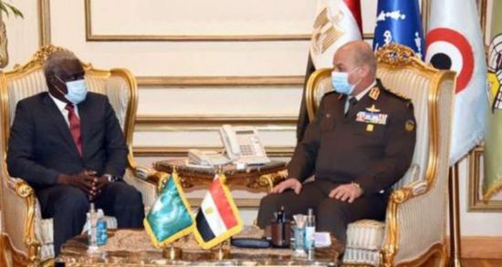  وزير الدفاع المصري ورئيس مفوضية الاتحاد الأفريقي يبحثان علاقات التعاون المشترك