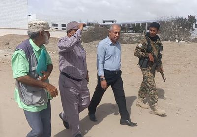 مأمور البريقة يتفقد مواقع مشروع الرصف الحجري