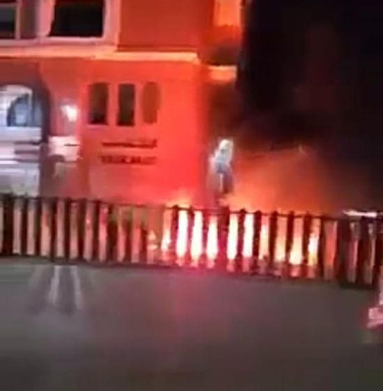 شاهد..حريق سوق نفط سوداء في صنعاء